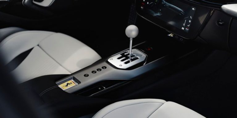 1.111 Ferrari cu transmisie manuală
